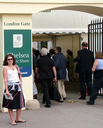  Bx (feeling like a wally while Eggy takes too long) standing outside the London gate to the 2004 Chelsea Flower Show. 