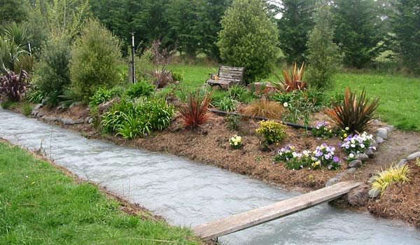  The Plank and the Dog-Path Garden in spring. 